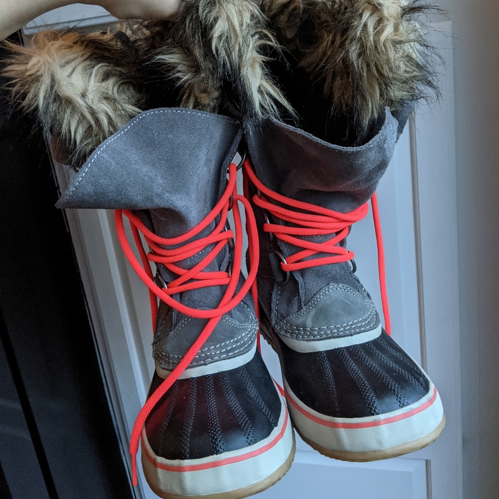 Excellent condition Women's Sorel Joan of Arctic Knit 2 w/faux fur insert